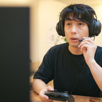 ゲーム仲間とボイスチャットするゲーマー男性の写真