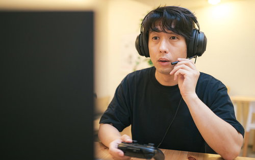 ゲーム仲間とボイスチャットするゲーマー男性