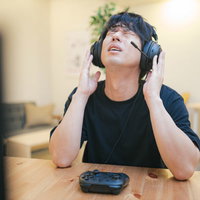 ボイスチャット中にフレンド同士がケンカをはじめた男性ゲーマーの写真