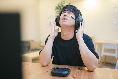 ボイスチャット中にフレンド同士がケンカをはじめた男性ゲーマー