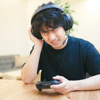 何回やっても勝てないゲーマーの悔しい表情の写真