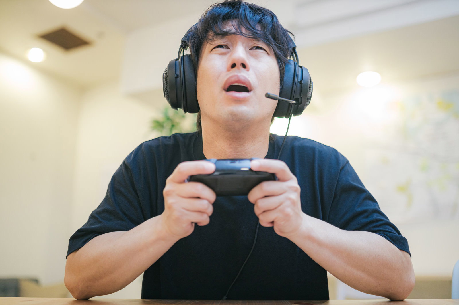 ヘッドセットを着けてゲームに負けて悔しがる男性［モデル：大川竜弥］
