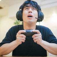 何時間やってもランクが上がらない悔しがるゲーマー男性の写真