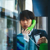 スマートフォンを忘れ電話ボックスに駆け込んだジャーナリストの男性の写真