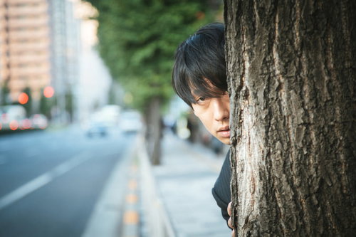 決定的瞬間を目撃した名探偵、街路樹の陰から張り込み