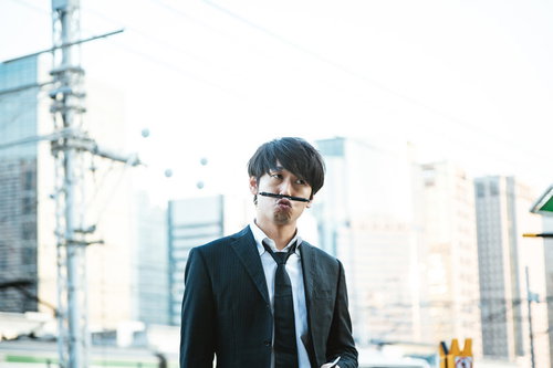 ボールペンを手にシンキングタイムに入るジャーナリスト男性