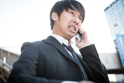 飲み会当日、予約が取れていなかったことに焦る幹事男性