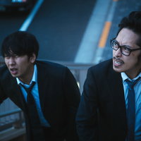 犯人に逃げられた万引きGメンの悔しい表情の写真