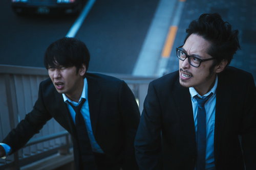 犯人に逃げられた万引きGメンの悔しい表情