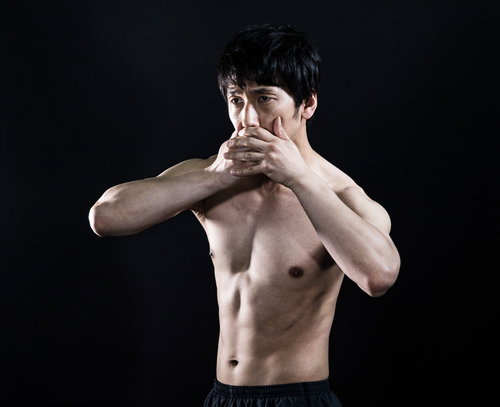 プロテインの値上げにショックを受けるマッチョ