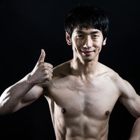 親指を立てて名シーンを真似するマッチョマンの上半身の写真