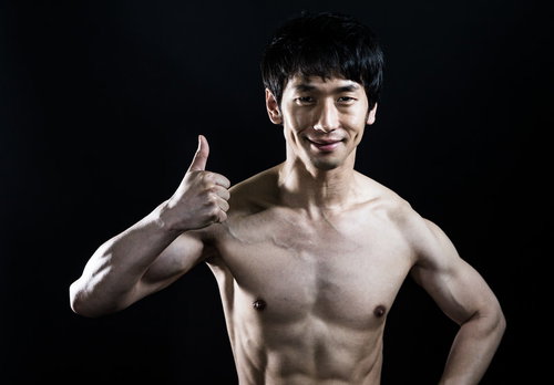 親指を立てて名シーンを真似するマッチョマンの上半身