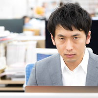 社内恋愛を120％の確率で見抜く平社員の睨む表情の写真