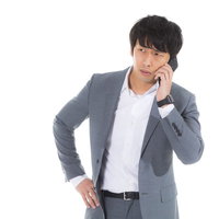 進捗を報告する広告代理店社員のビジネス通話の写真