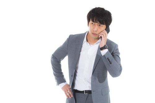 進捗を報告する広告代理店社員のビジネス通話