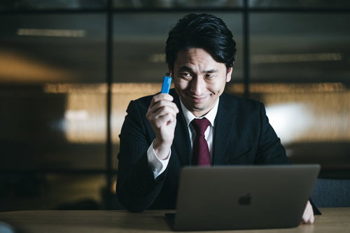 社外秘のデータをUSBに入れて盗み出す派遣社員男性