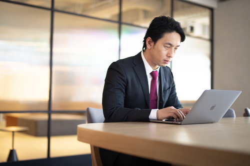 会議室で黙々と資料を作るプログラマー社員