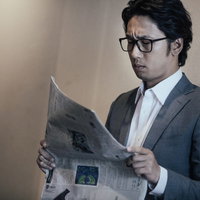 自社のリークを新聞の紙面で知る役員の衝撃の写真