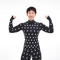 ZOZOSUIT計測中にフロントダブルバイセップスをする男性の写真