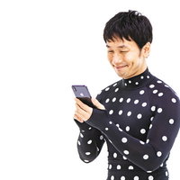 ZOZOSUIT着用で計測結果を確認し満悦の男性の写真