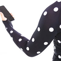 ZOZOSUITで体型計測した結果をアプリで確認する腕の写真