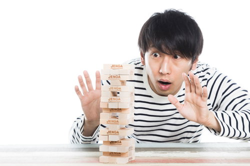 崩れる瞬間、ザ・ワールドを発動するジェンガの男性