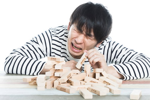 ジェンガ崩壊に泣く男性