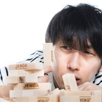 「お前が悪い」と敗北をジェンガのせいにする器の小さい男性の写真