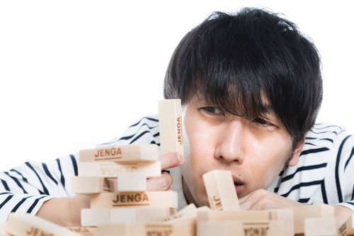 「お前が悪い」と敗北をジェンガのせいにする器の小さい男性