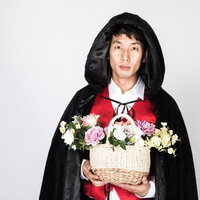 フラワーギフトを持ったドラキュラの仮装男性の写真