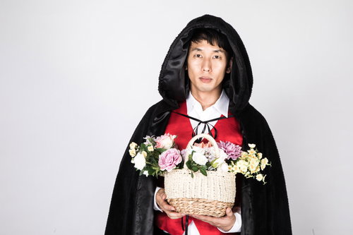 フラワーギフトを持ったドラキュラの仮装男性