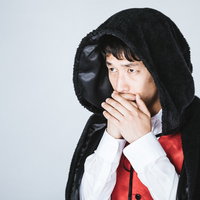 ハロウィンの出演報酬が低すぎて落ち込むドラキュラ男性の写真
