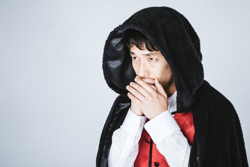 ハロウィンの出演報酬が低すぎて落ち込むドラキュラ男性
