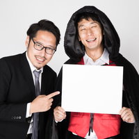 番組告知に奔走するヴィレッジヴァンガード店舗での連続ドラマ出演者の写真