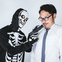 スカルスーツを着た犯人に拳銃を向ける刑事のの写真