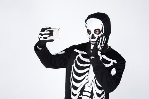 骨になっても虫歯ポーズで盛る読モ、ヴィレバンのスカルスーツで自撮り