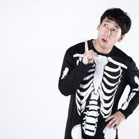 スカルスーツで「1本（骨）いっとく？」と人差し指を立てるコスプレ男性の写真