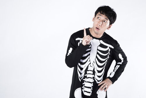 スカルスーツで「1本（骨）いっとく？」と人差し指を立てるコスプレ男性