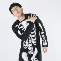 ナチュラルボーン脱臼（左肩）のスカルスーツ男性の写真