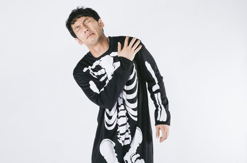 ナチュラルボーン脱臼（左肩）のスカルスーツ男性