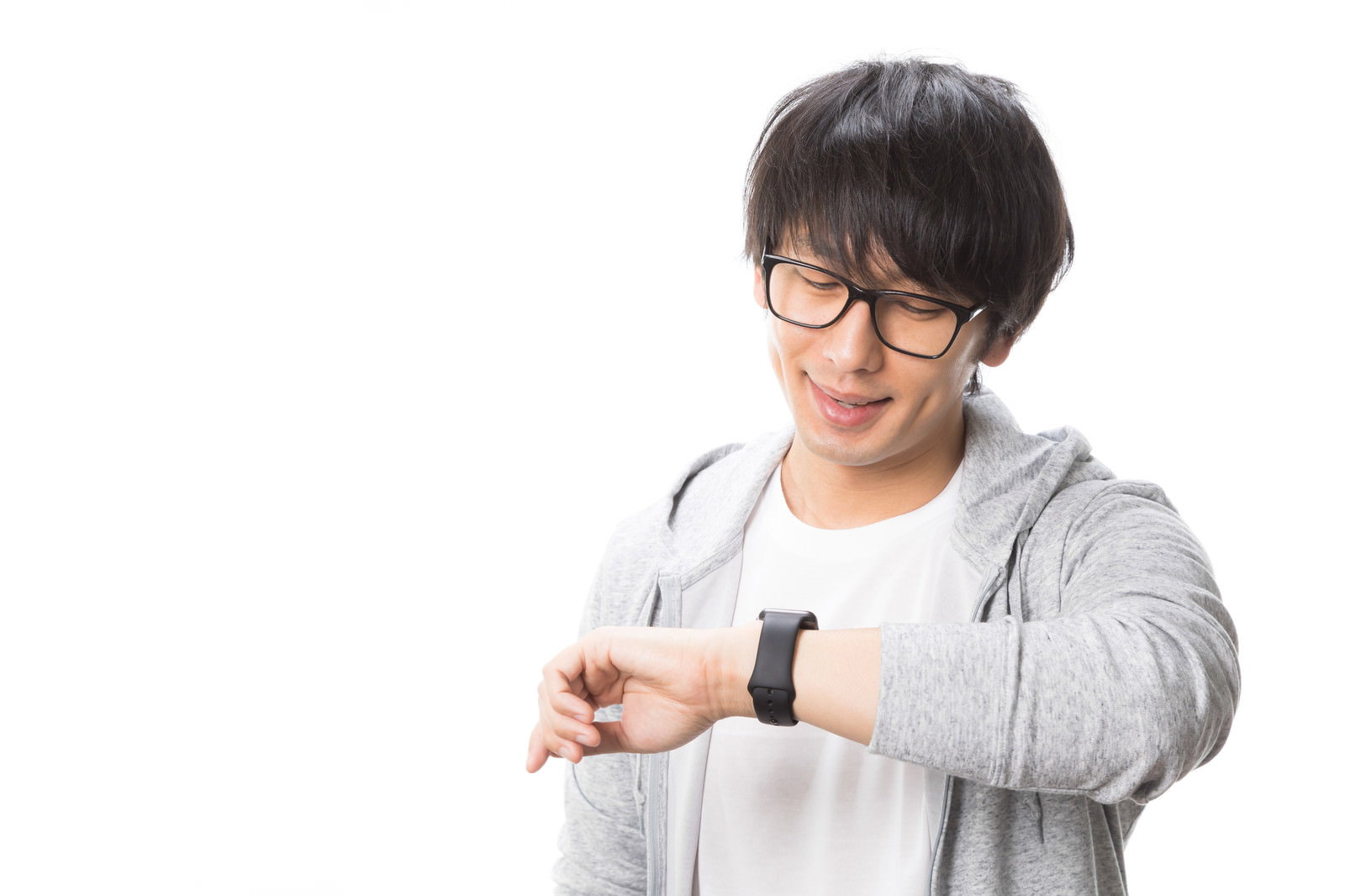 スマートウォッチで通知を確認する眼鏡の男性［モデル：大川竜弥］
