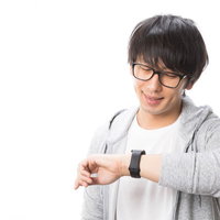 Apple Watchで通知を確認する男性の写真