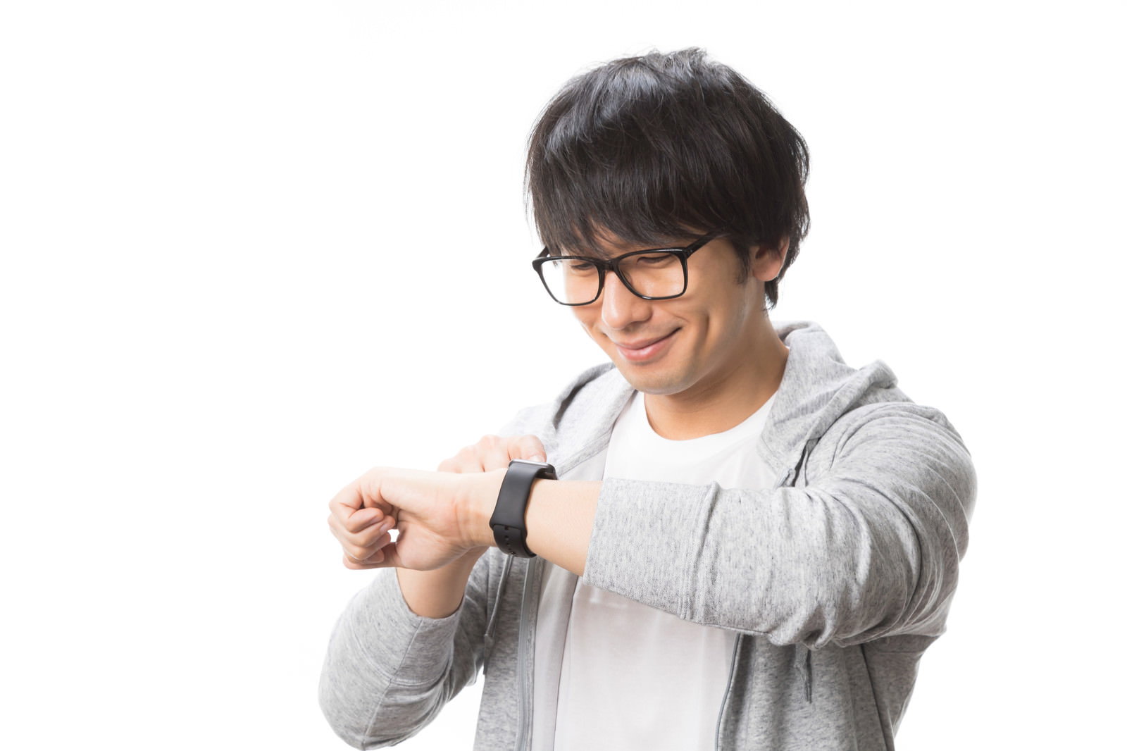 眼鏡の男性がApple Watchで通知を確認している［モデル：大川竜弥］