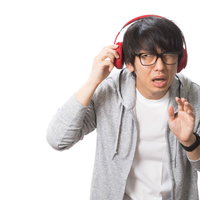 周囲の音が聞こえず迷惑をかけてしまう男性の写真