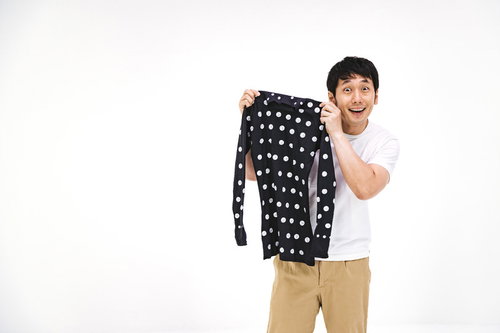 採寸ボディースーツが届いたことをアピールするYouTuber男性