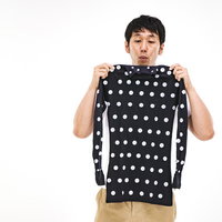 着用前にZOZOSUITのタグの向きを確認する男性の写真