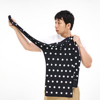 ドットマーカーの位置を確認するZOZOSUIT着用の男性の写真