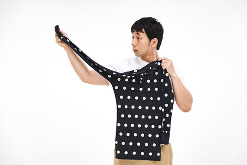 ドットマーカーの位置を確認するZOZOSUIT着用の男性