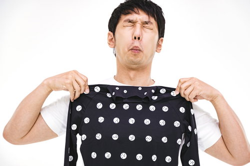 採寸ボディースーツを体に当てる男性の採寸風景