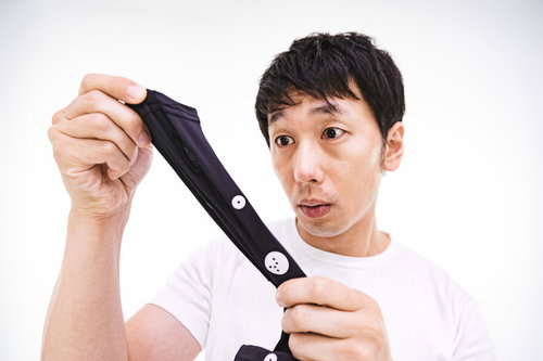 採寸ボディースーツZOZOSUITの伸縮性に驚く男性